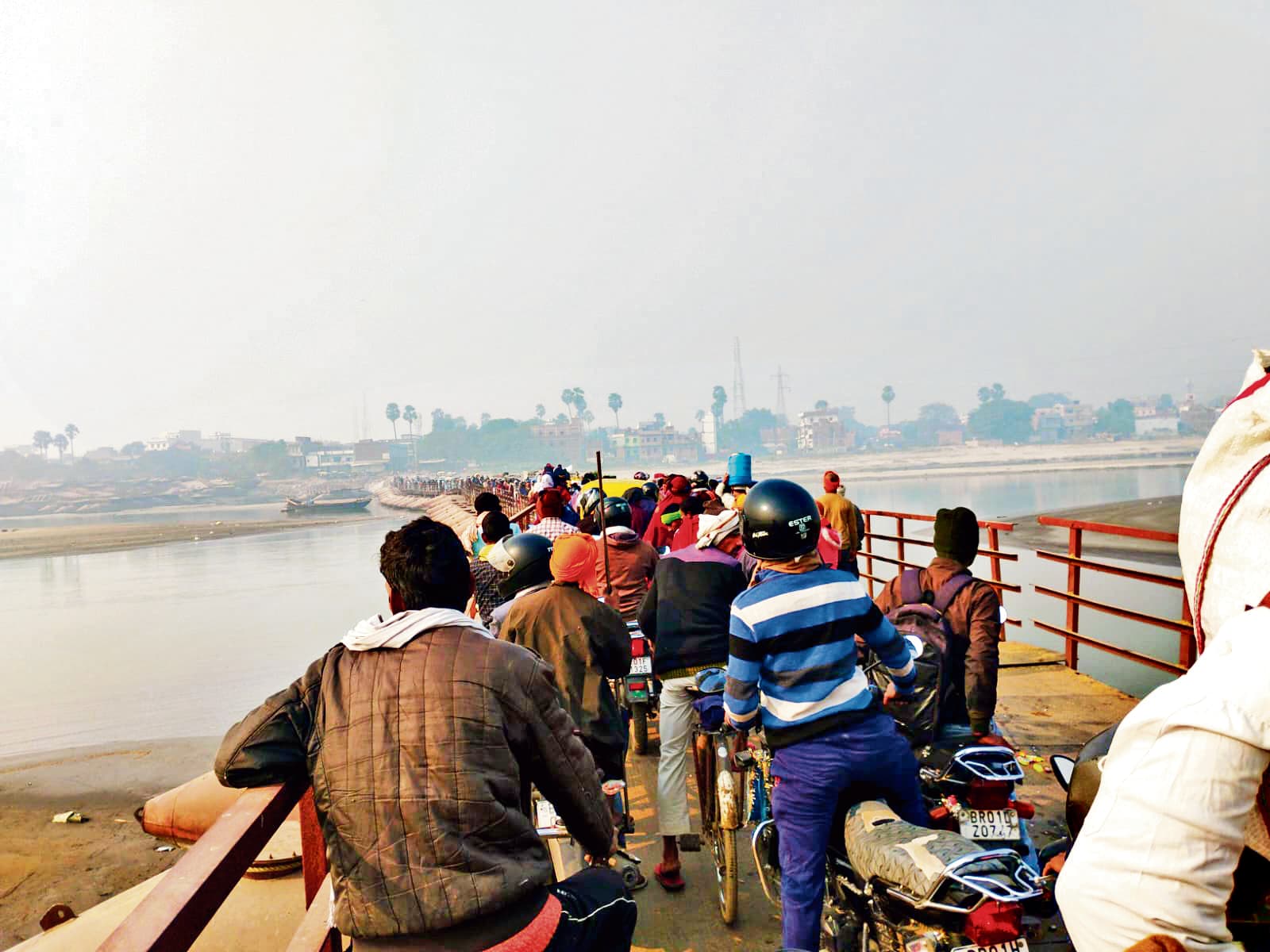 Hajipur News : गंगा नदी पर बने पीपा पुल पर लगा भीषण जाम, तीन घंटे तक बिलबिलाते रहे लोग