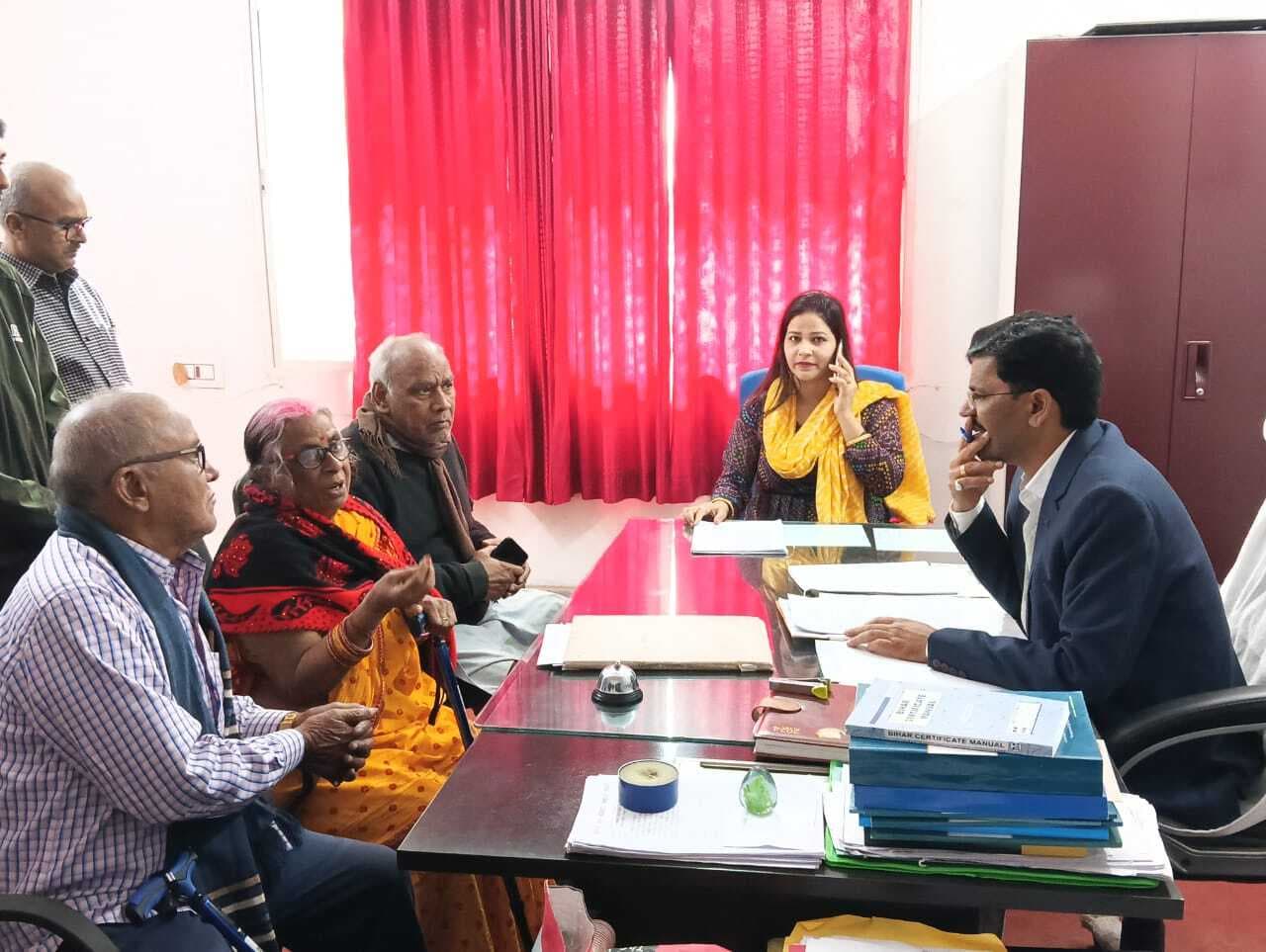 Bokaro News : महिला ने दी आत्मदाह की धमकी, सीओ ने काम रुकवाया