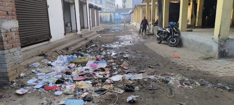 Giridih News: मकतपुर सब्जी मार्केट में गंदगी का अंबार, आवागमन में परेशानी