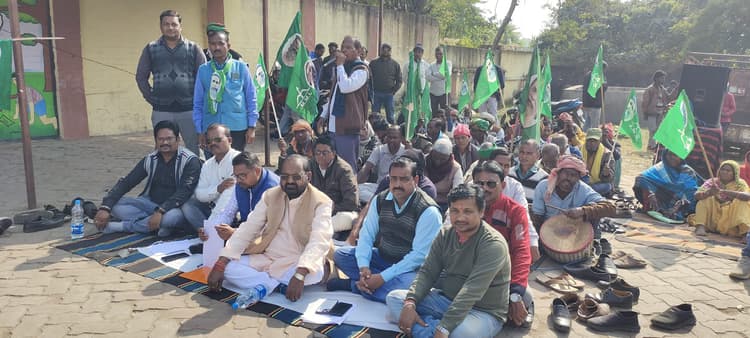 Giridih News: झारखंड कोलियरी मजदूर यूनियन ने जीएम कार्यालय के समक्ष दिया धरना