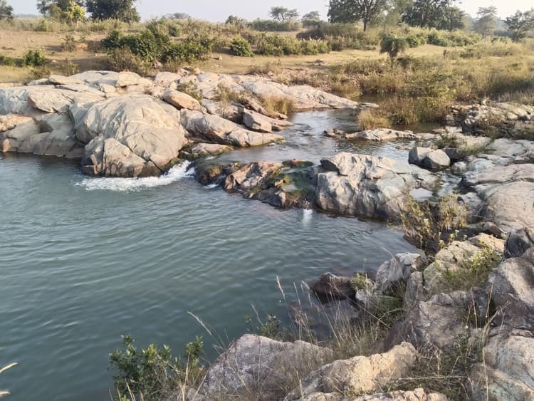 Chaibasa News : सैलानियों की पहली पसंद है मोंगरा नदी तट