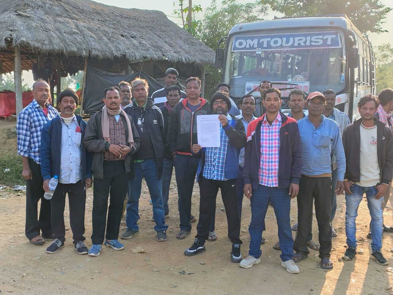 East Singhbhum : सड़क पर बैठे ठेका मजदूर, बागजांता माइंस में दूसरी पाली से काम प्रभावित