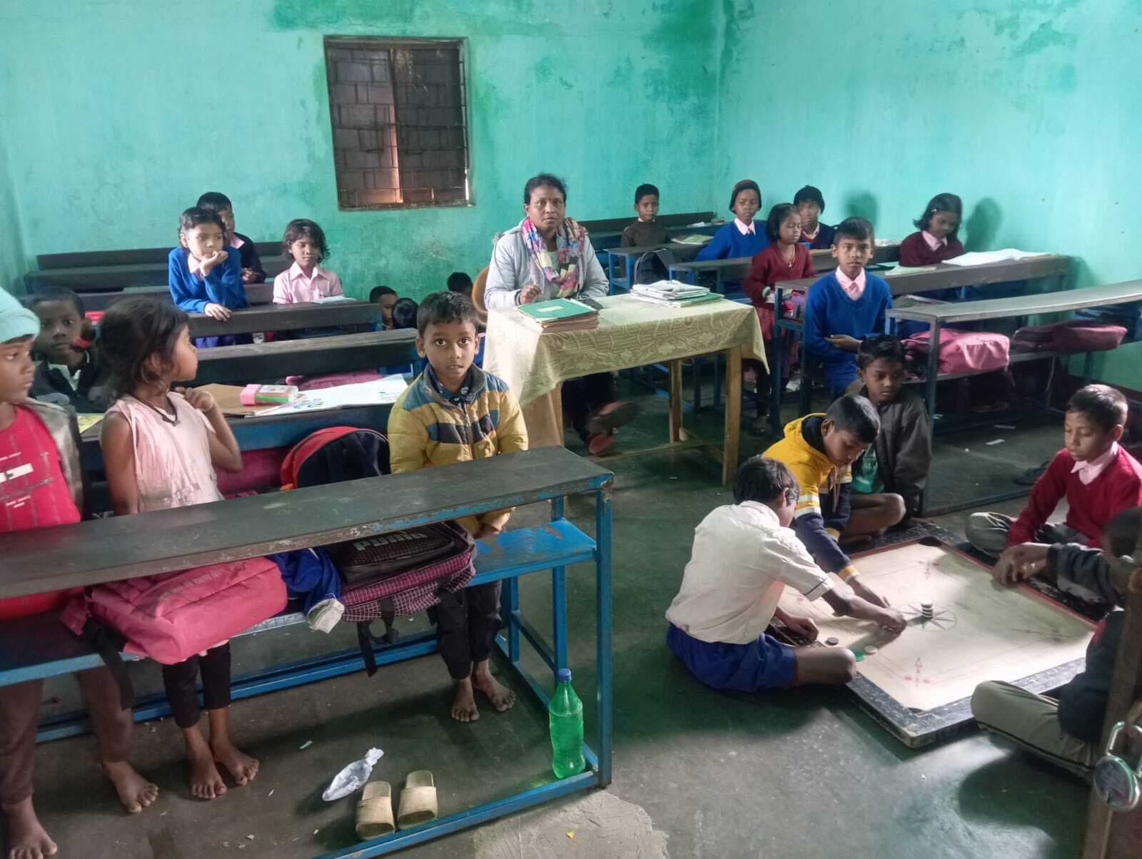 East Singhbhum : बारुनिया प्राथमिक विद्यालय का भवन जर्जर, क्लब के एक कमरे में होती है पांचवीं तक पढ़ाई