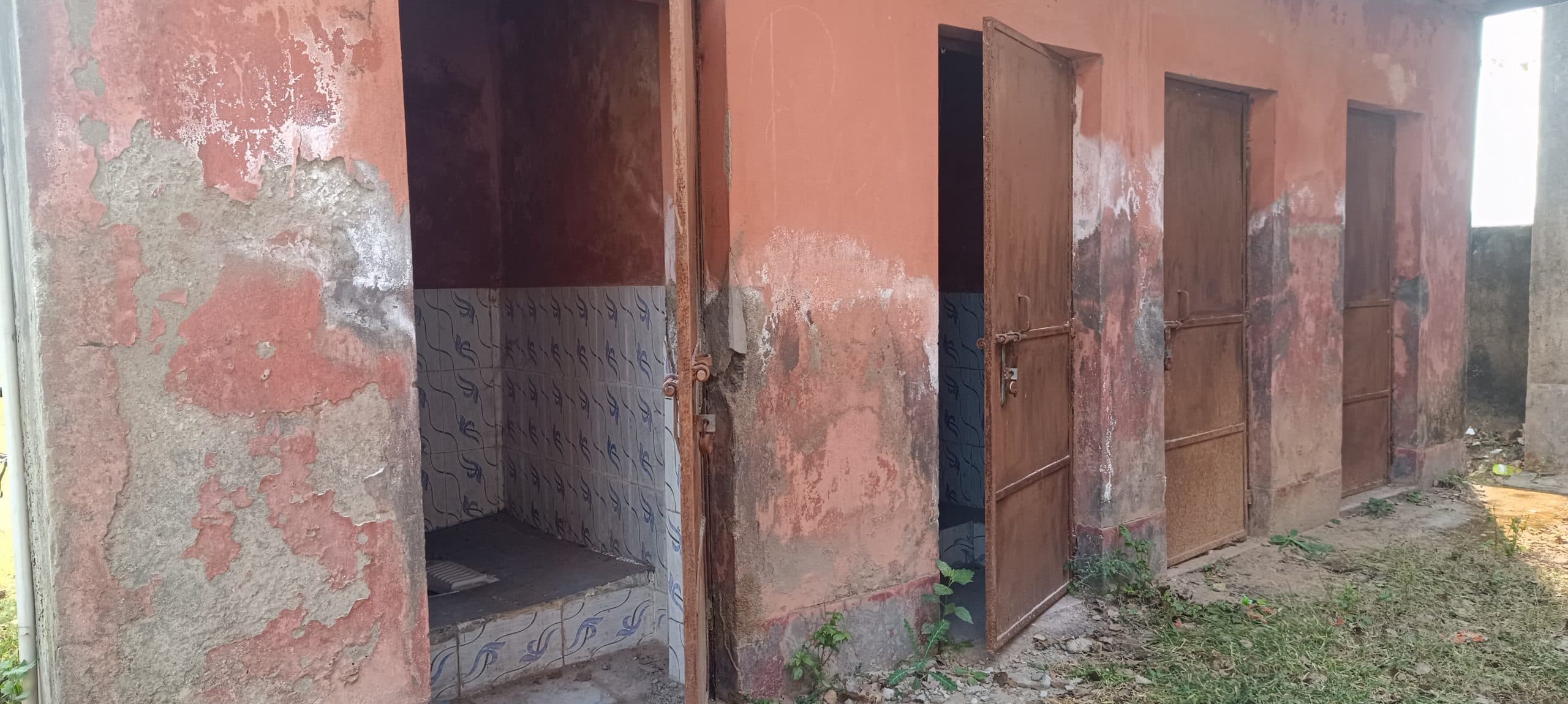 East Singhbhum : मारवाड़ी हिंदी प्लस टू उवि के शौचालय में पानी नहीं, विद्यार्थी परेशान