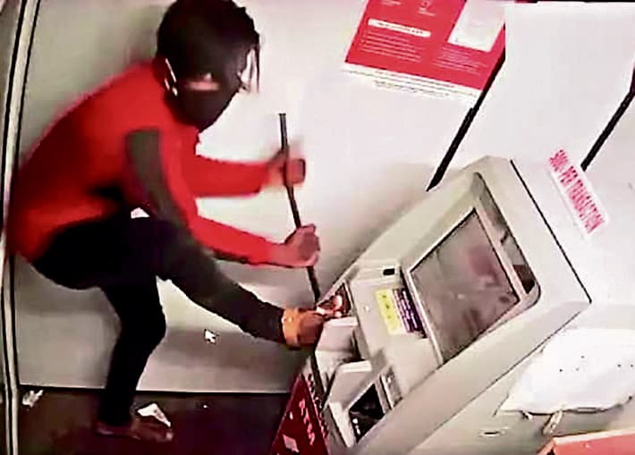 Hazaribagh Crime News : हजारीबाग में एसबीआइ की अमनारी शाखा में एटीएम काट 20 लाख 75 हजार की चाेरी