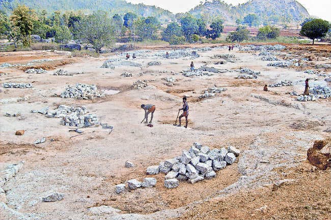 Illegal Mining News : प्रदूषण नियंत्रण बोर्ड ने कहा- जुर्माना नहीं देनेवालों की पत्थर खदानें होंगी बंद