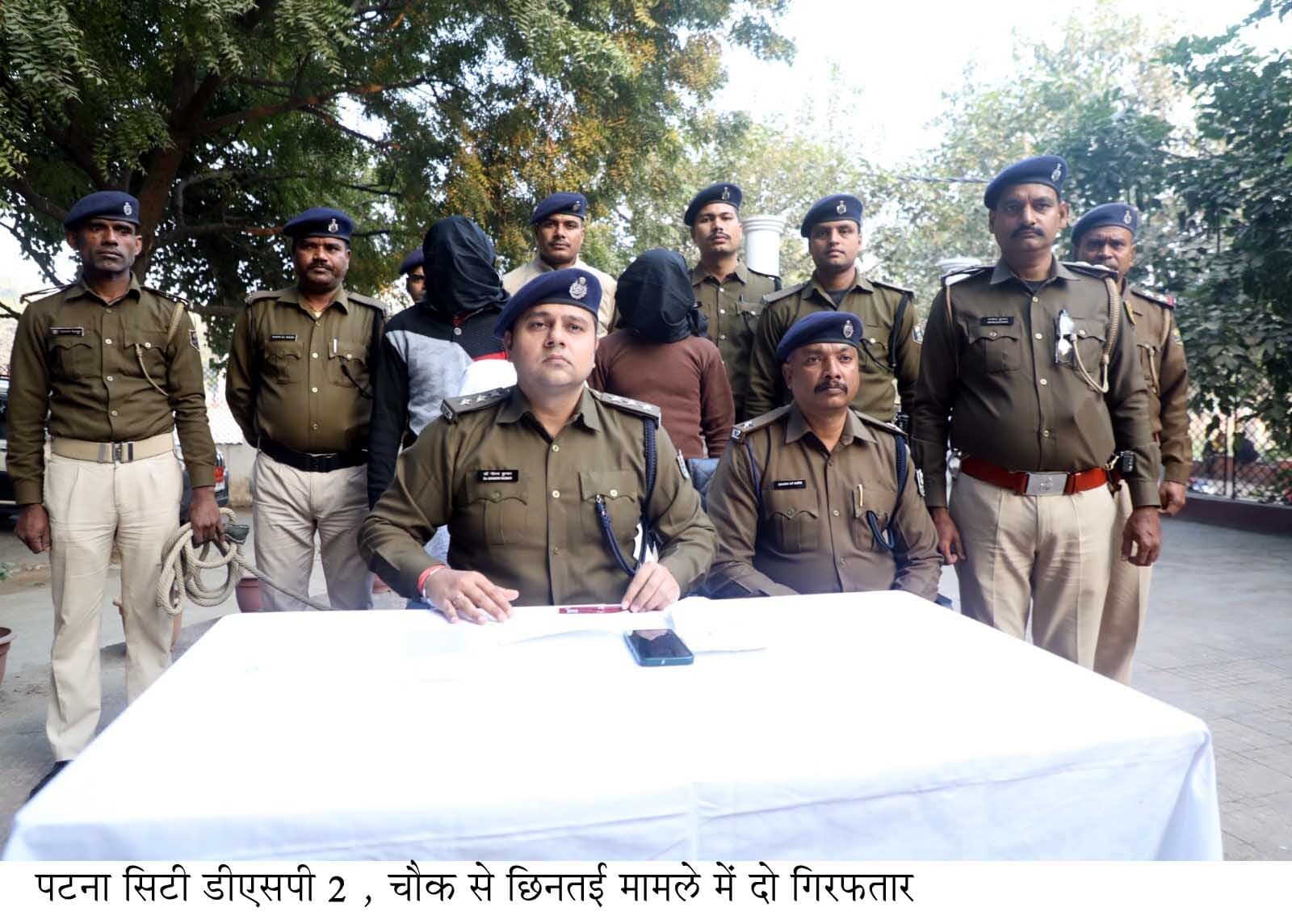 अपराध की साजिश रचते पांच धराये, मिला हथियार