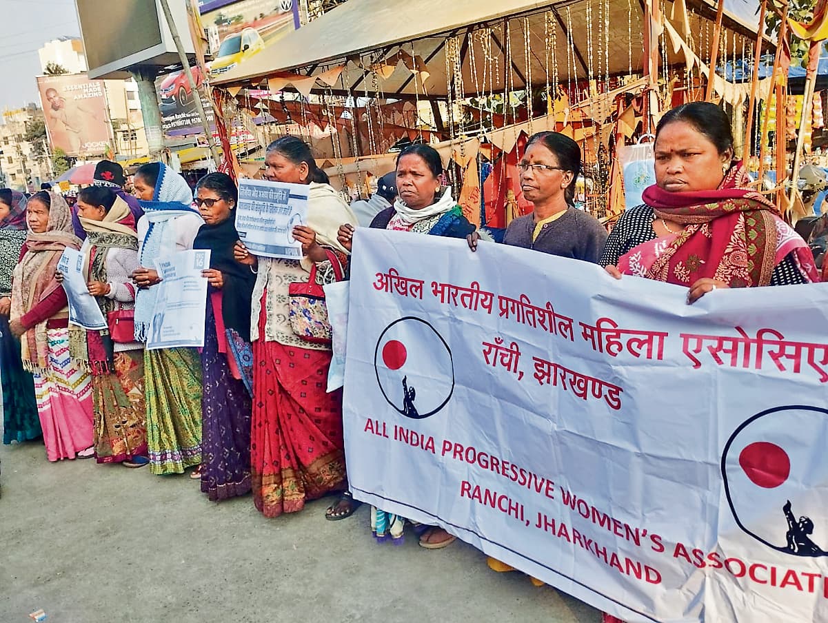 Ranchi News : मानव शृंखला बनाकर महिला सुरक्षा का दिया संदेश