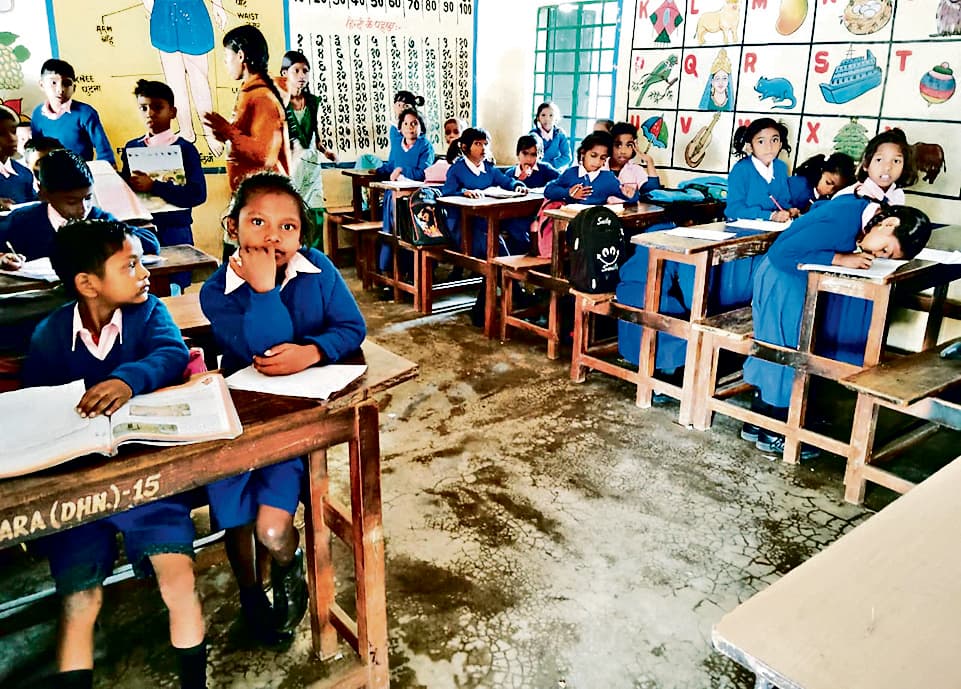 Dhanbad News : कहीं रोशनी की नहीं थी पर्याप्त व्यवस्था, कहीं एक प्रश्नपत्र से दो तीन बच्चे लिख रहे थे उत्तर