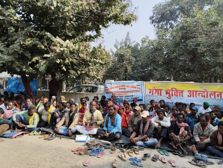 bhagalpur news जब्त जाल लौटाने और मुकदमा वापस लेने की मछुआरों ने की मांग