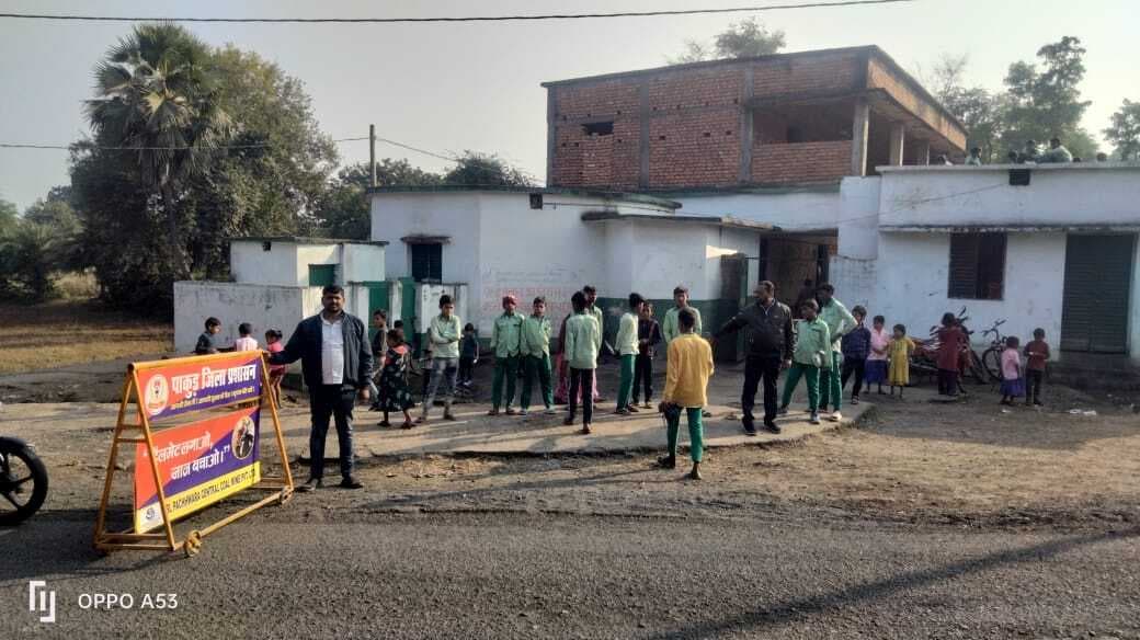 बच्चों की सुरक्षा के लिए 21 स्कूलों के बाहर लगा बैरिकेड