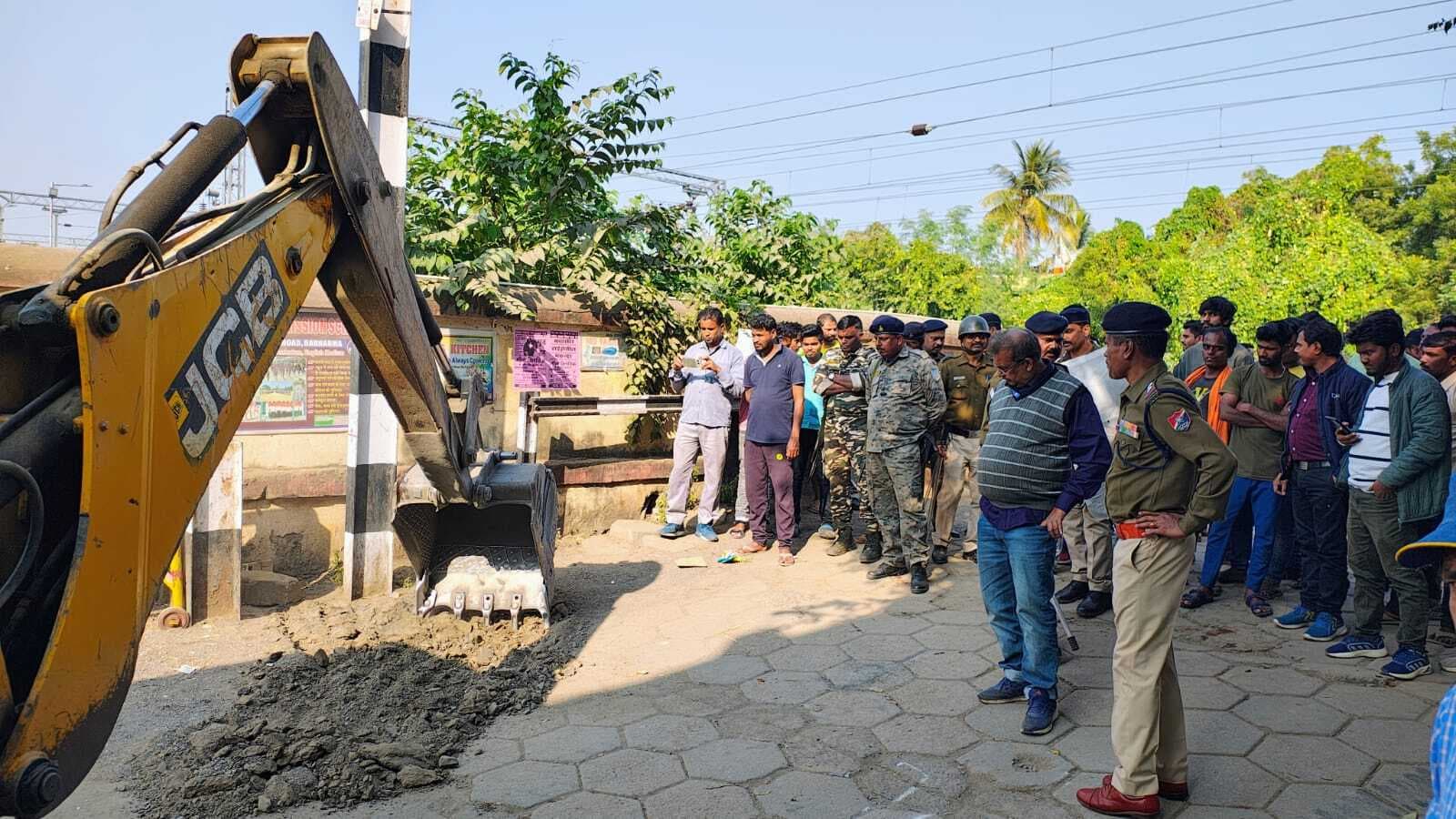 बरहरवा में रेल फाटक स्थायी रूप से बंद, लोगों का विरोध