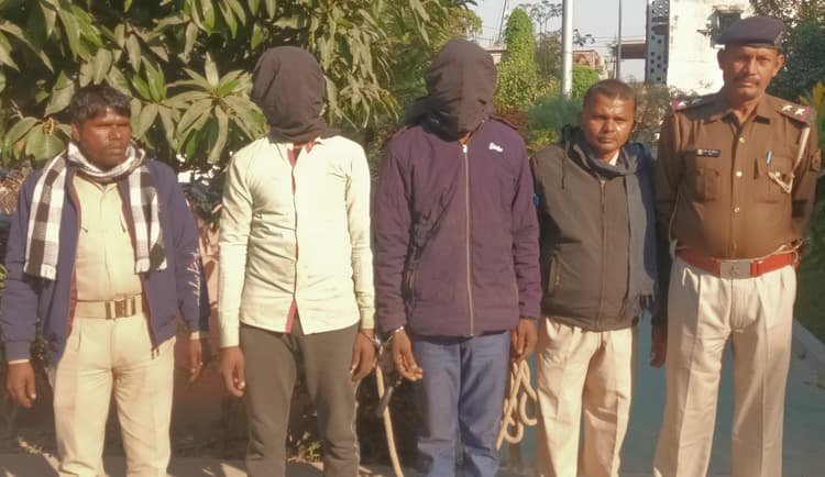 धरहरा चौक पर 970 ग्राम गांजा के साथ दो तस्कर गिरफ्तार