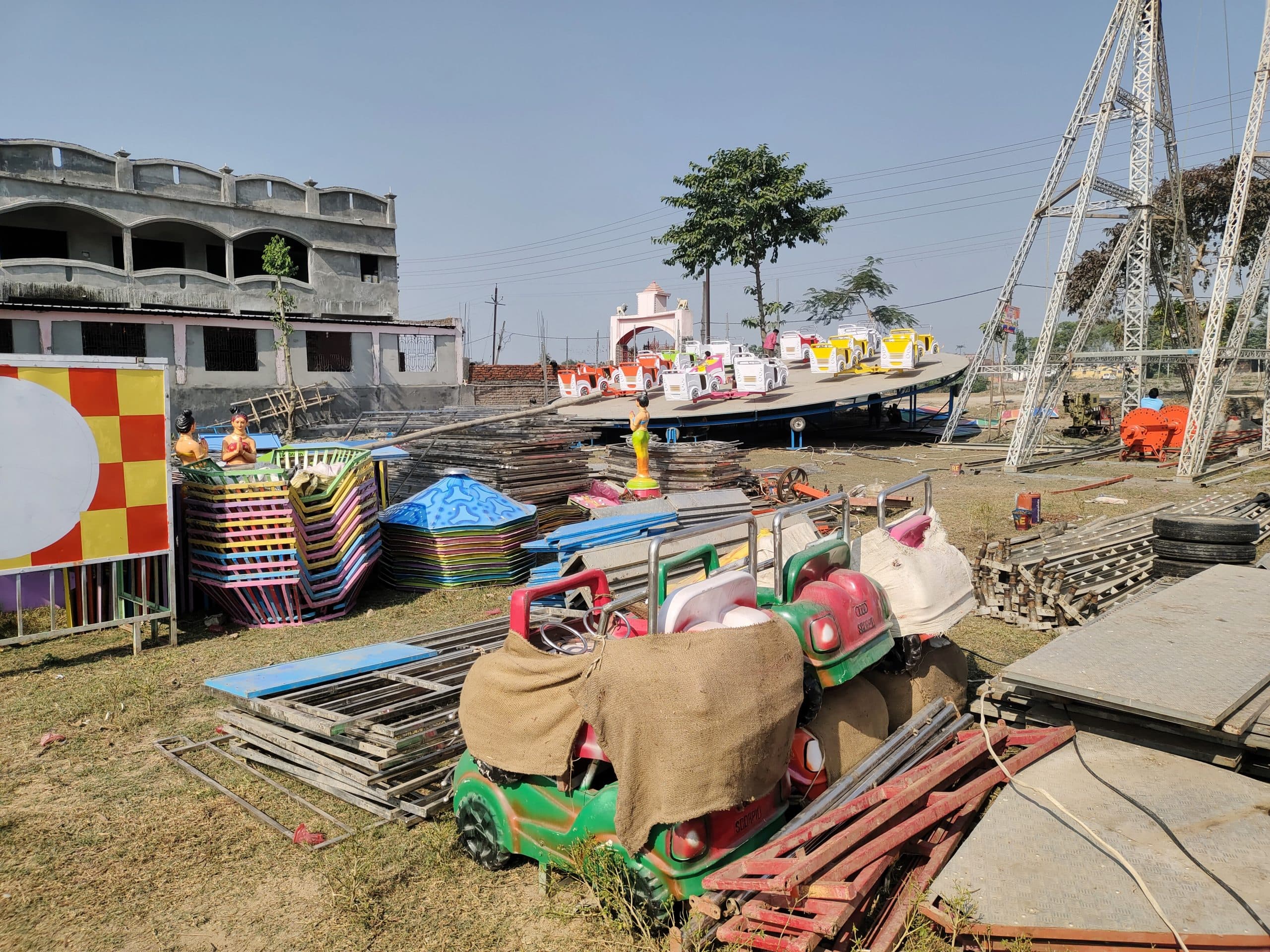 एक महीने तक चलने वाले मत्स्यगंधा मेले को लेकर सज रही दुकानें व डिज्नीलैंड