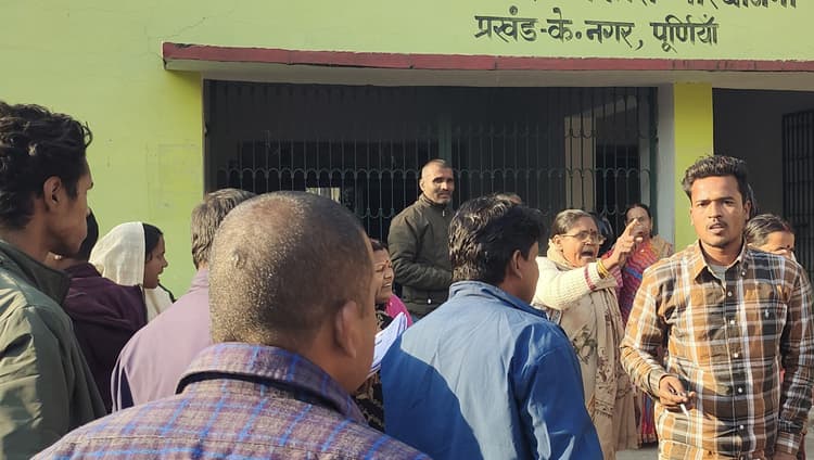 सेविका व शिकायतकर्ता में हुई नोकझोंक