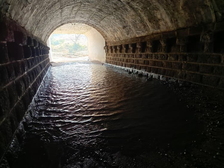 रेलवे टनल में जल भराव, राहगीरों की बढ़ी परेशानी