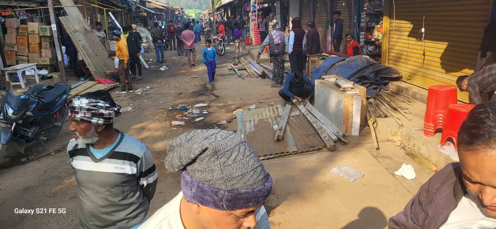 दुकानदारों ने स्वत: अतिक्रमण हटाना किया शुरू