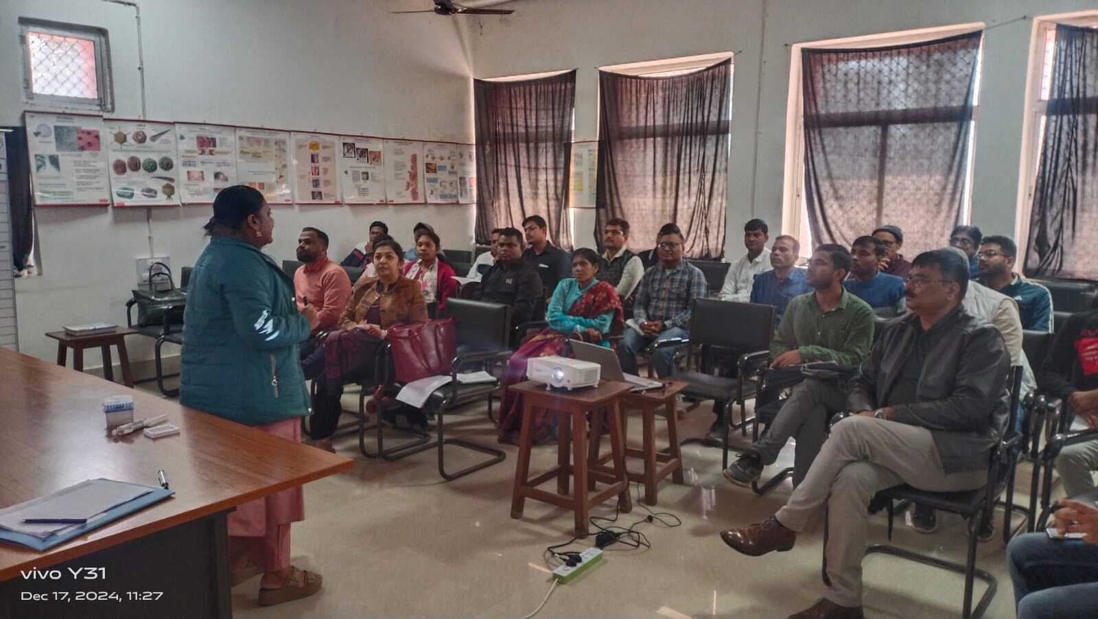 Jamshedpur news. राज्य स्तरीय लैब टेक्नीशियन ट्रेनिंग प्रोग्राम के दूसरे दिन एलाइजा जांच की दी गयी जानकारी