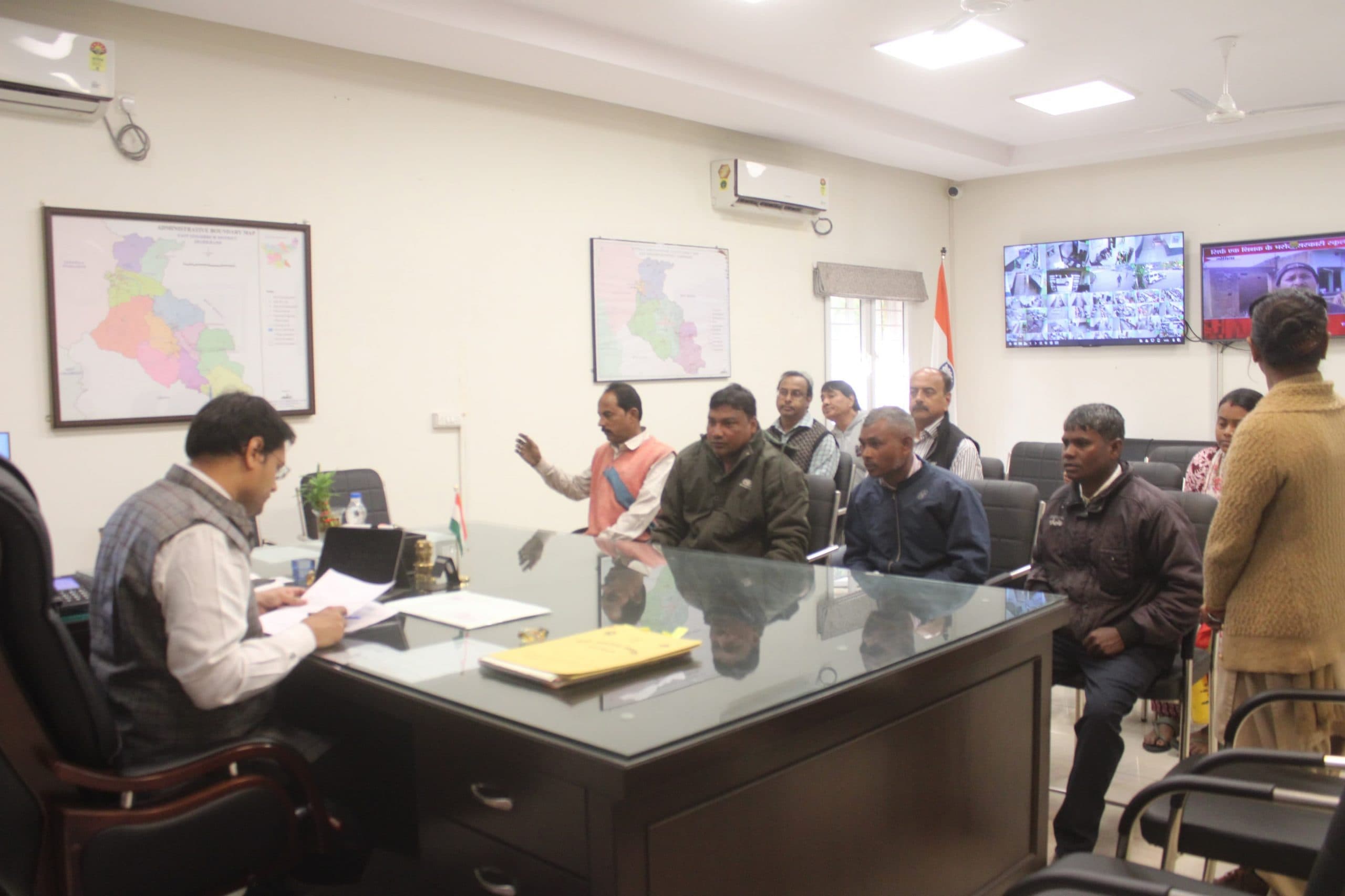 Jamshedpur news. उपायुक्त ने जनता दरबार में कई आवेदनों का किया समाधान