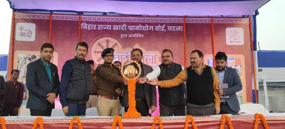 हर घर में हो खादी का कम से कम एक उत्पादः डीएम