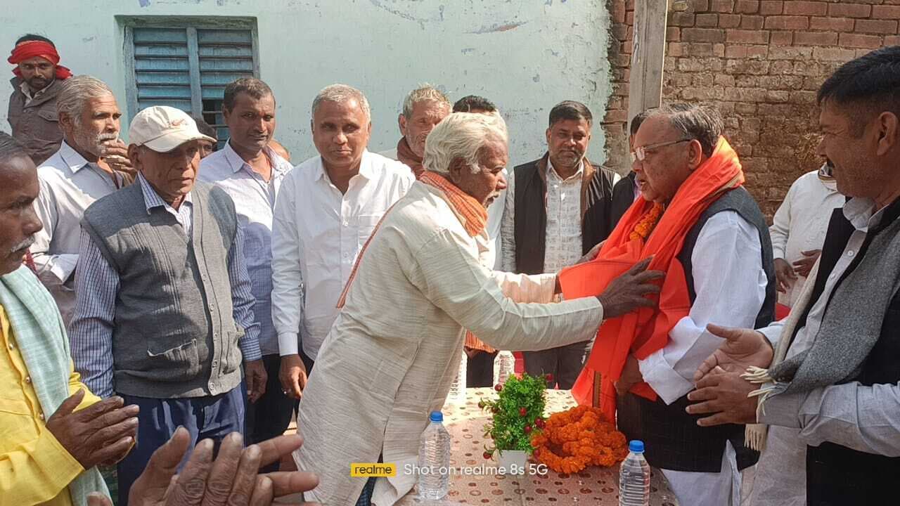 पूर्व मंत्री ने गांवों का दौरा कर लोगों की सुनीं समस्याएं