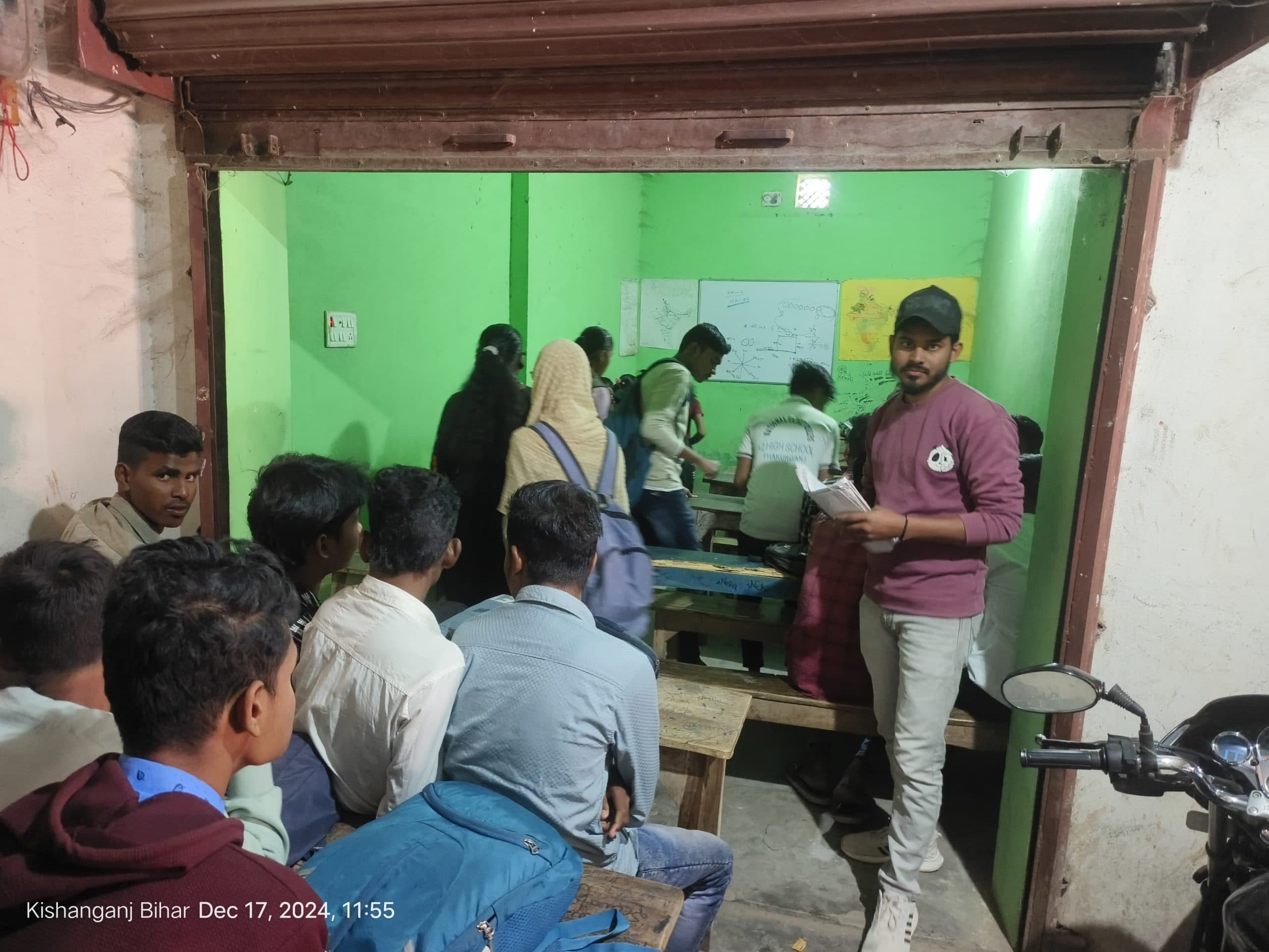 स्कूल के समय कोचिंग का संचालन से उपस्थिति कम