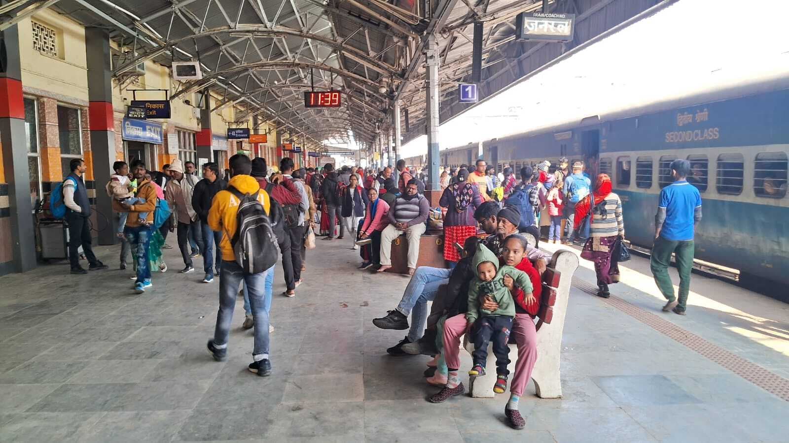 पटना-दुमका एक्सप्रेस 3 घंटे व गरीब रथ 2 घंंटे विलंब से पहुंची जमालपुर