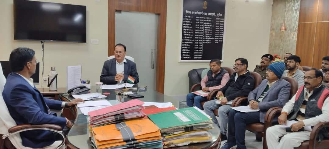 जिला सड़क सुरक्षा समिति की हुई बैठक, छात्रों के बीच चलाया जायेगा जागरूकता अभियान : डीएम