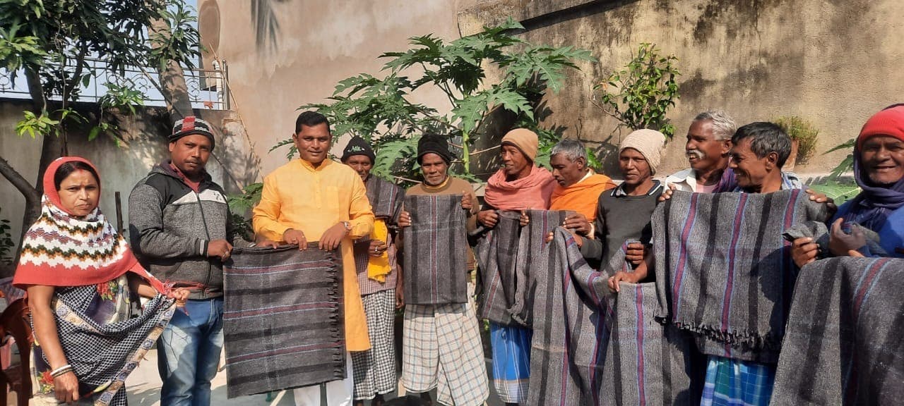 जिप उपाध्यक्ष ने बुजुर्गों के बीच बांटे कंबल