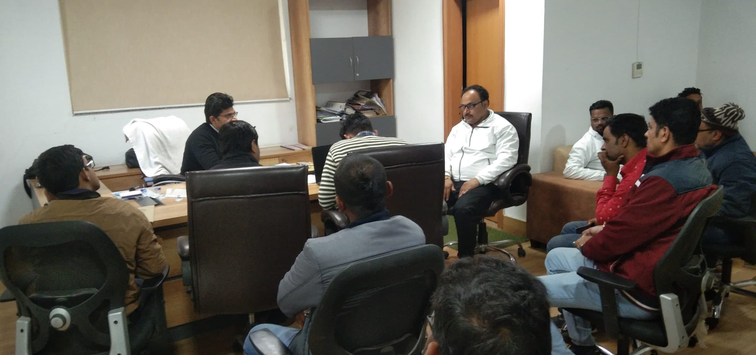 Deoghar news : आवास कार्य की धीमी गति पर सहायक नगर आयुक्त ने सर्वेयर को दी सख्त हिदायत