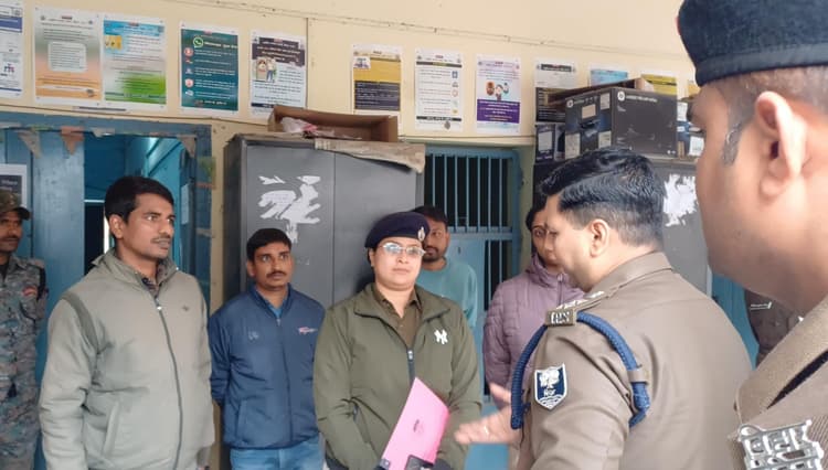 Gaya News : एसएसपी पहुंचे साइबर थाना, लंबित कांडों  की हुई समीक्षा
