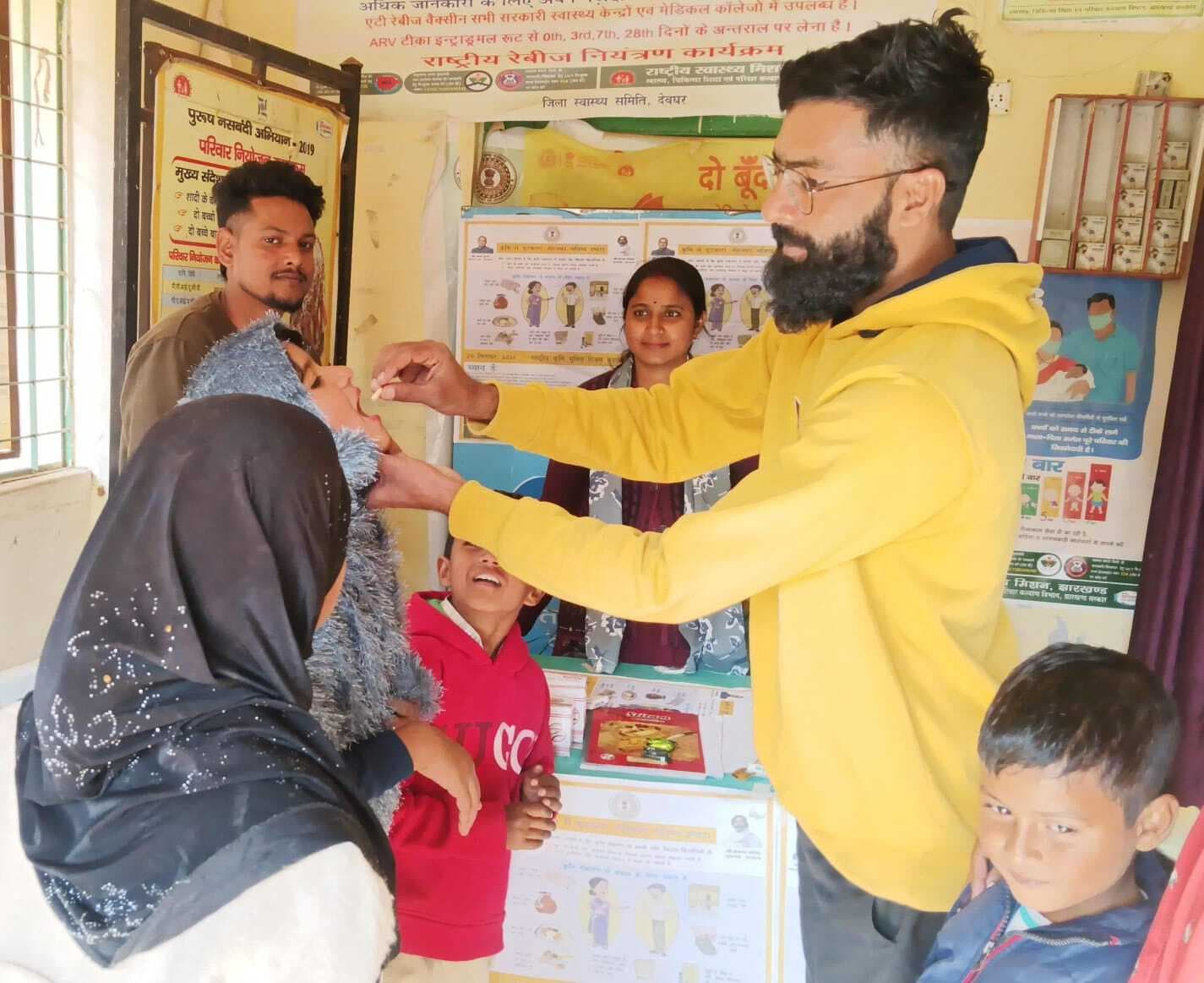 रेडक्रॉस सोसायटी में बच्चों को खिलायी गयी कृमि की दवा