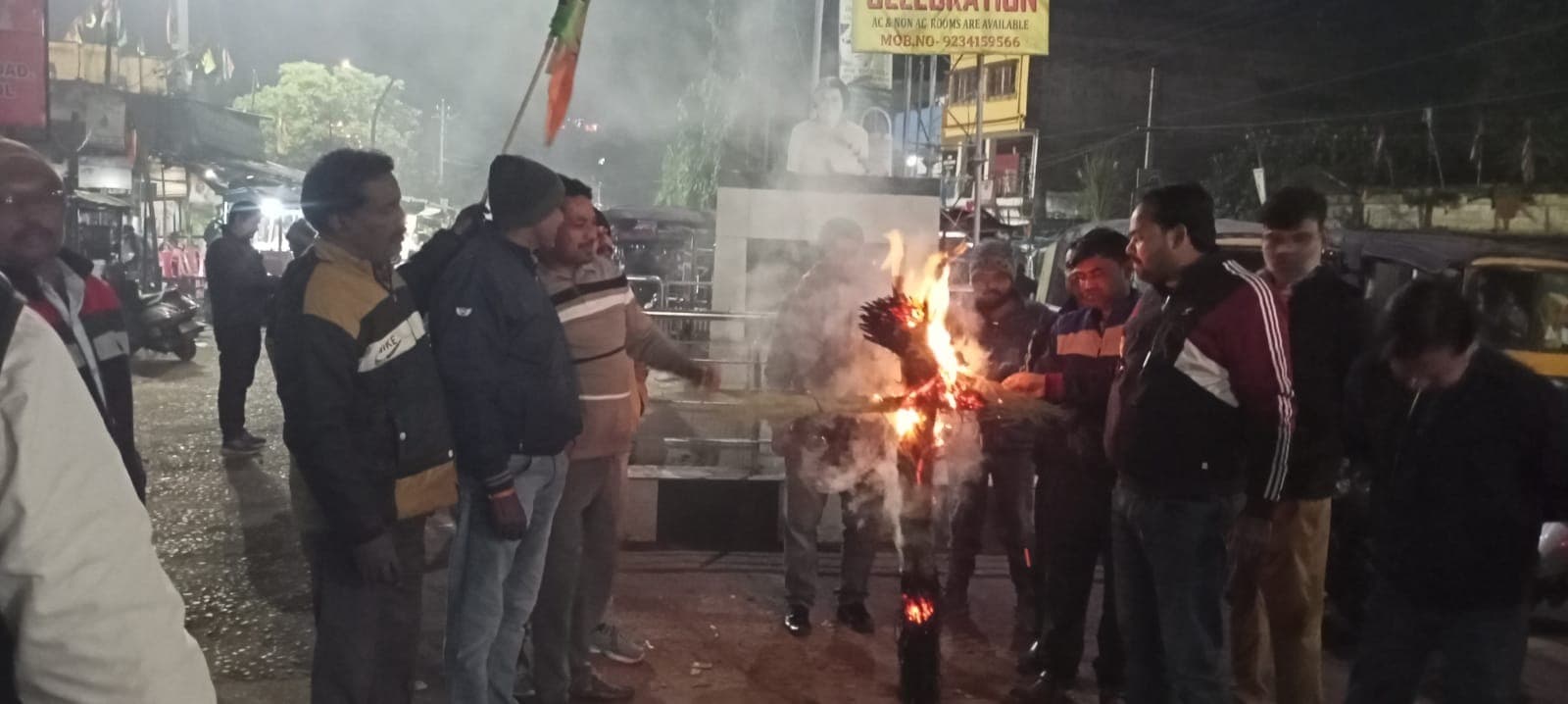 भाजयुमो ने छात्रों पर हुए लाठी चार्ज के विरोध में सीएम का पुतला फूंका