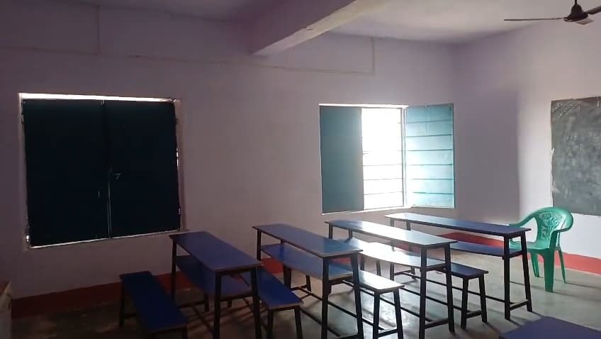 15 बच्चों को पढ़ा रहे एक शिक्षक, मिड डे मिल कक्ष में भी लगा ताला