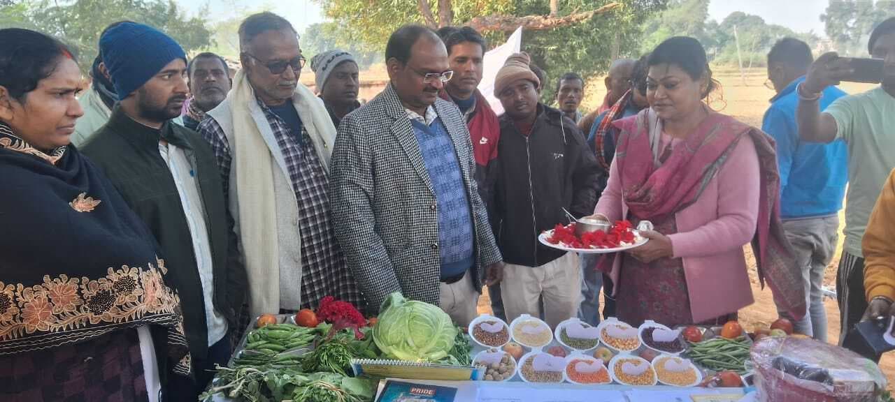 आपके द्वार शिविर में प्रखंड के अधिकारी नहीं पहुंचे, ग्रामीणों में आक्रोश