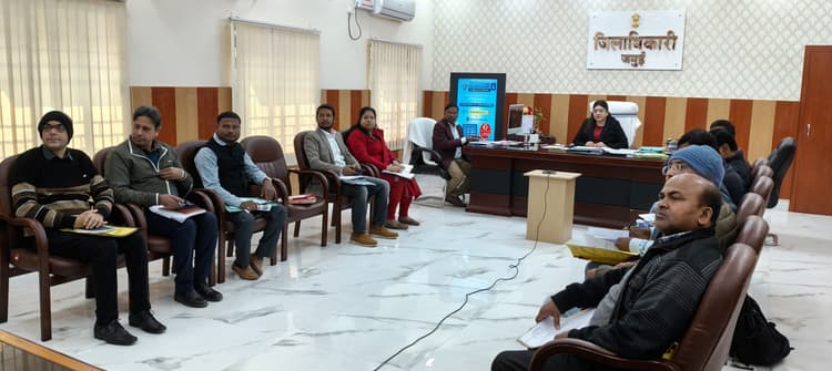 विकास योजनाओं के प्राथमिकता के आधार पर दें गति- डीएम