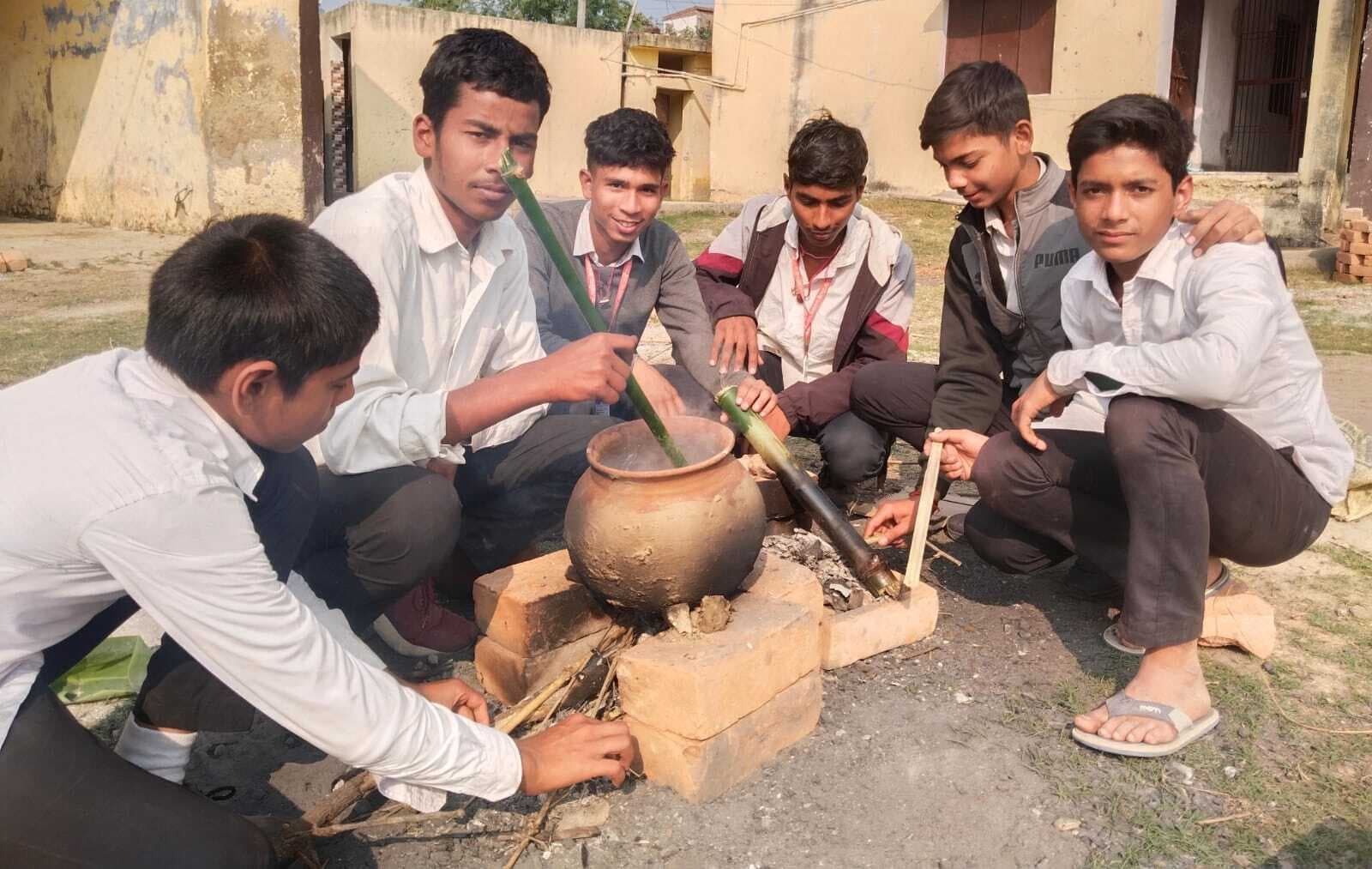 बिना बर्तन के भोजन बनाने का सिखाया गया गुर