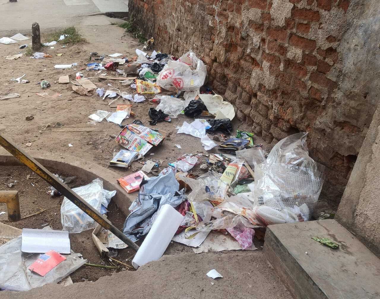 नगर पंचायत में दूसरे दिन भी बाधित रहा सफाई का कार्य