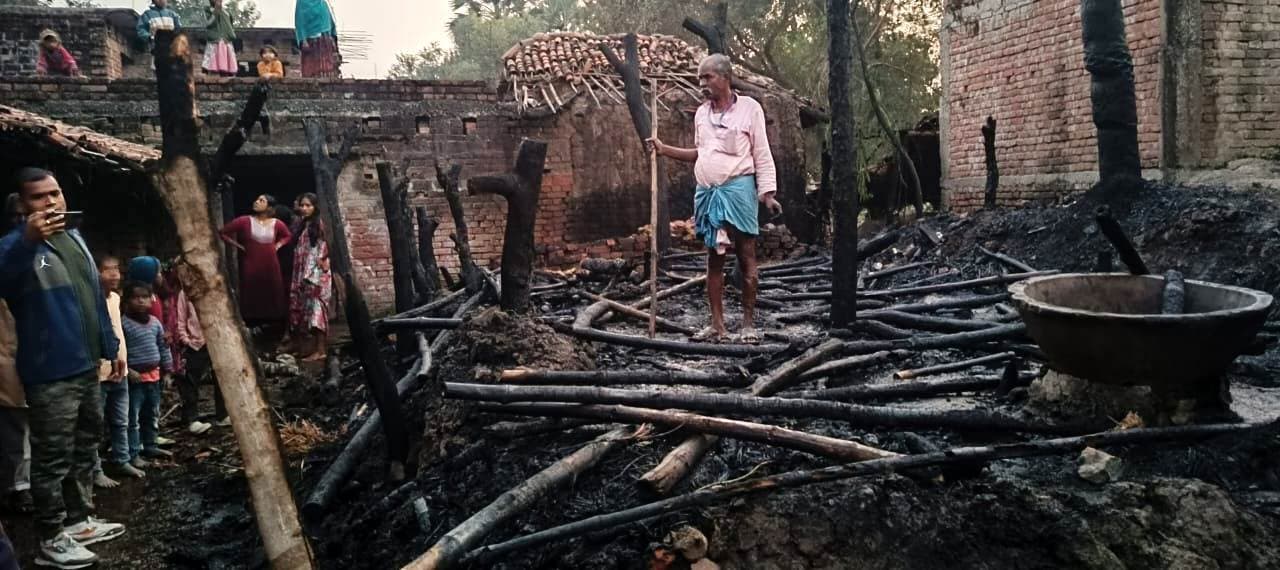 Aurangabad News : आग से चार परिवारों का घर जला