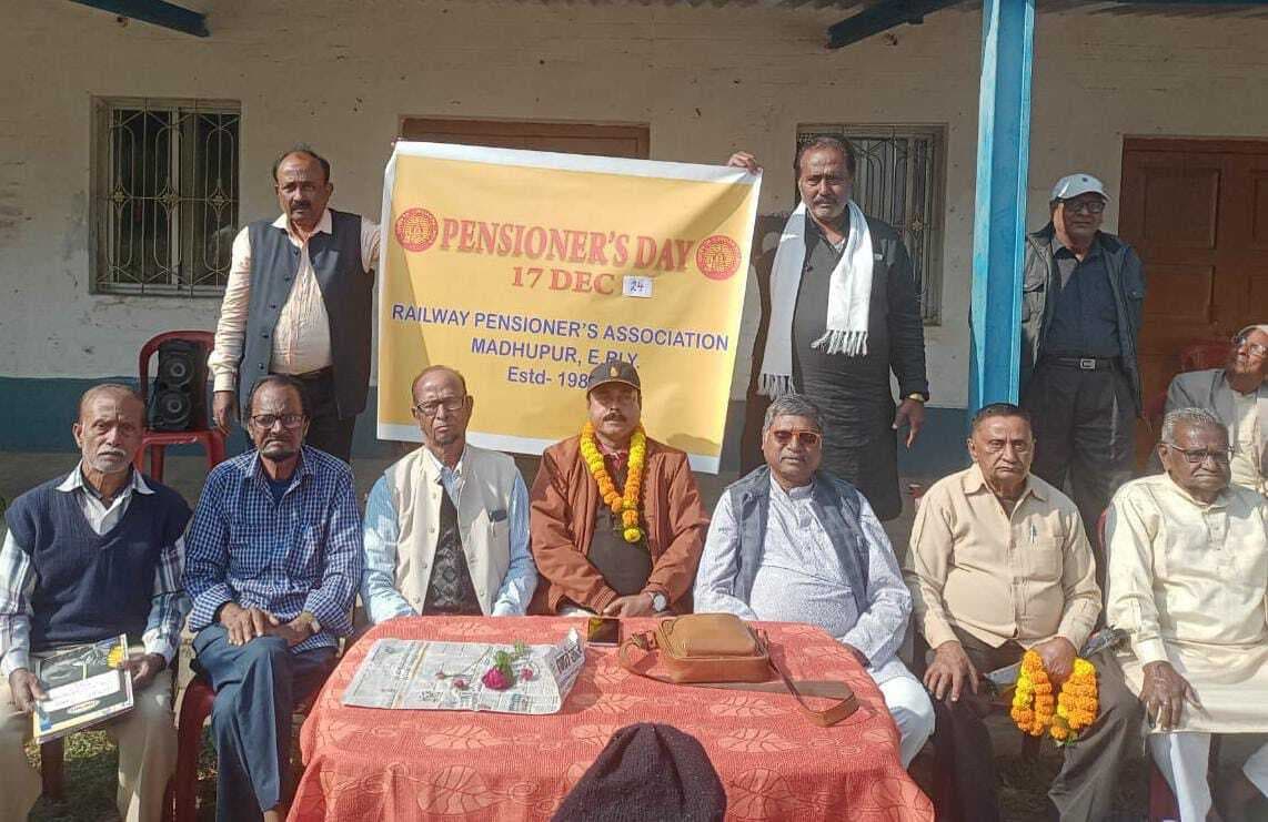 रेलवे पेंशनर एसोसिएशन ने पेंशनरों को किया सम्मानित