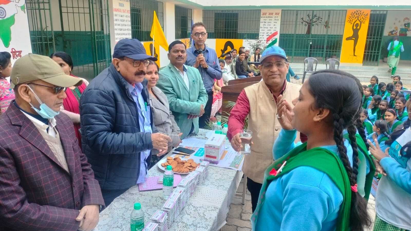 Deoghar news : राष्ट्रीय कृमि मुक्ति दिवस पर छात्राओं को प्रभारी सीएस ने खिलायी दवा, अभियान की शुरुआत की