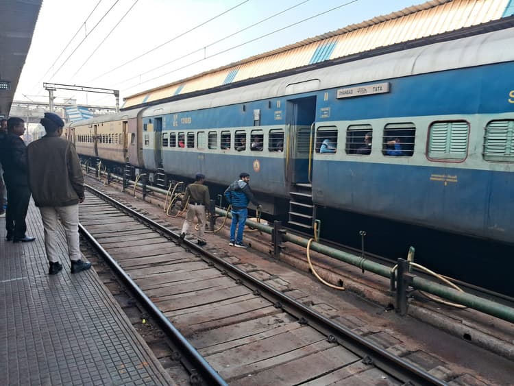 Jamshedpur news : टाटा-धनबाद एक्सप्रेस ट्रेन में चढ़ने के दौरान पटरी पर गिरा युवक, आरपीएफ जवान ने बचायी जान