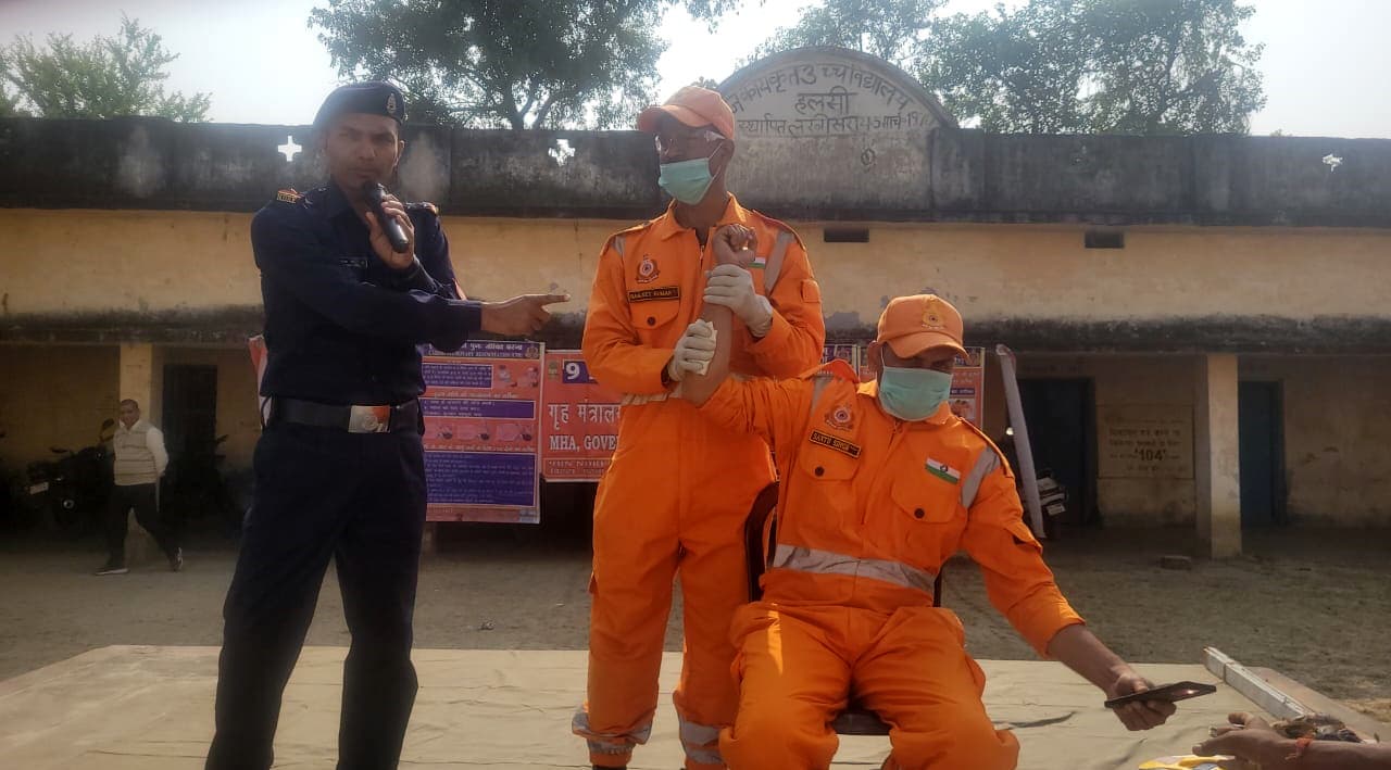 शिक्षकों व बच्चों को आपदा से बचाव का दिया प्रशिक्षण