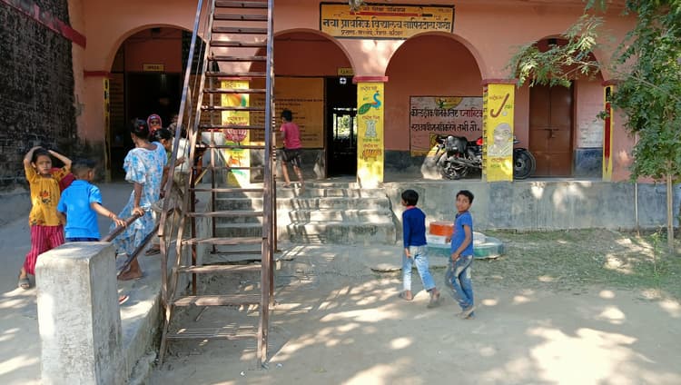 Katihar news : सरकारी विद्यालयों में नहीं रुक रहा फर्जी उपस्थिति बनाने का सिलसिला