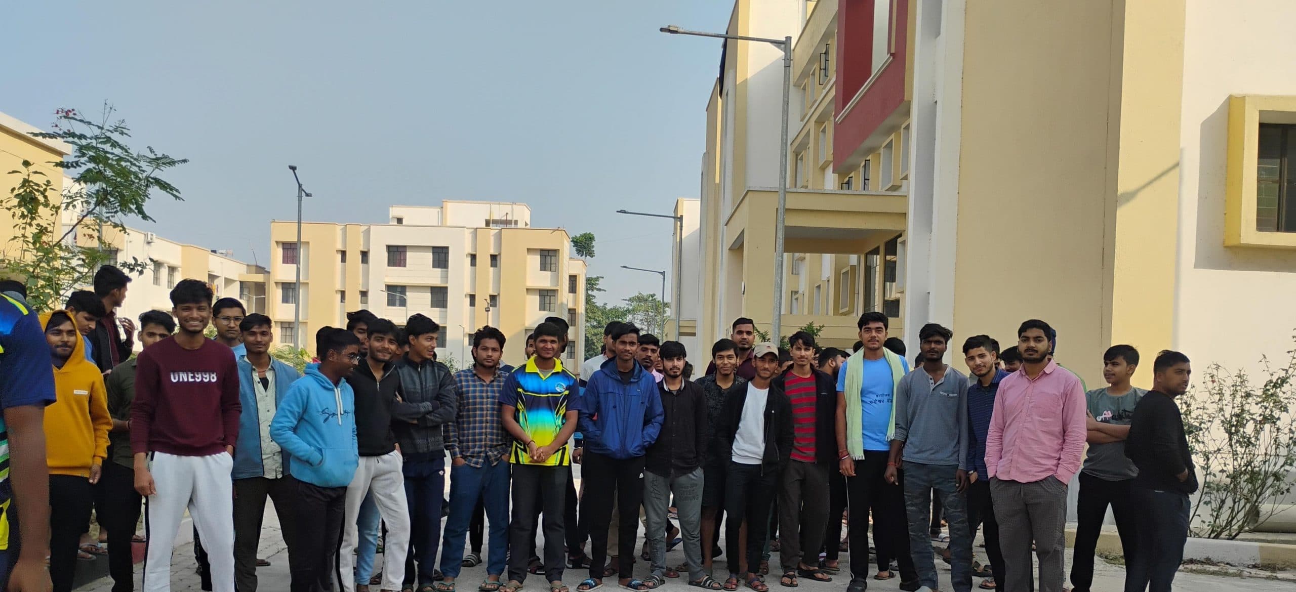 Katihar news : नीलगिरी छात्रावास के भोजन में कांच मिलने से छात्रों ने किया प्रदर्शन