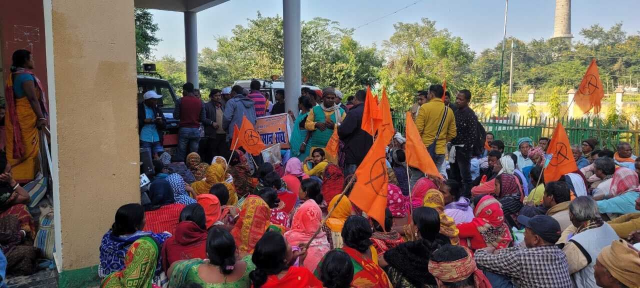 Katihar news : आजमनगर व प्राणपुर के बीएओ को बर्खास्त करने की मांग पर डीएओ का किया घेराव