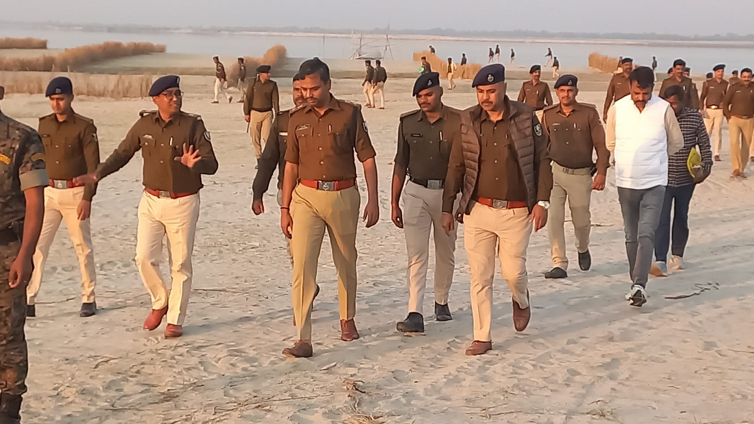 Katihar news : ऑपरेशन क्लीन के तहत एसपी ने बैजनाथपुर दियारा में की मासिक क्राइम मीटिंग