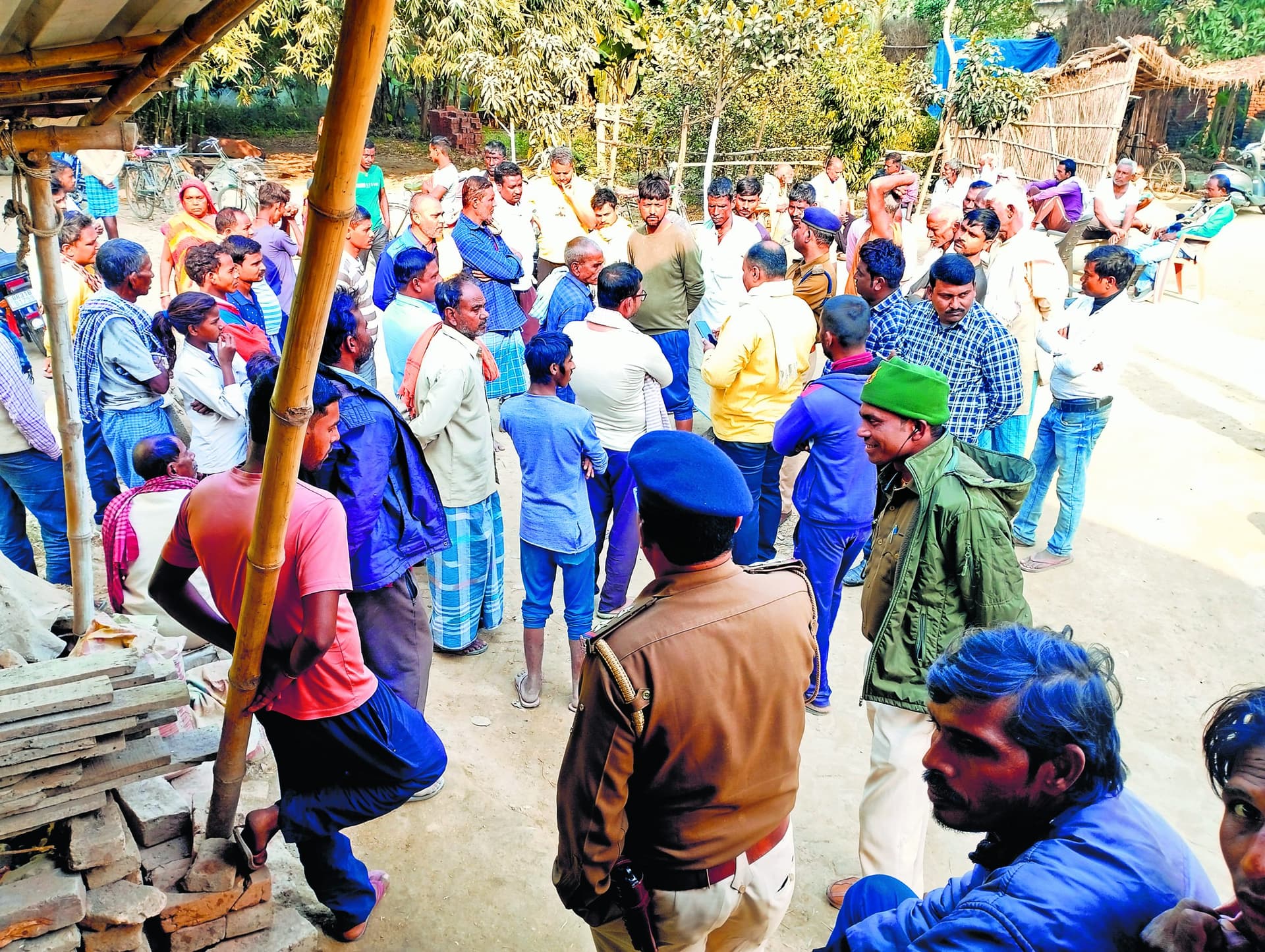 विवादित भूमि में लगे पेड़-पौधे के काटने के विवाद में हुई मारपीट में गयी वृद्ध की जान