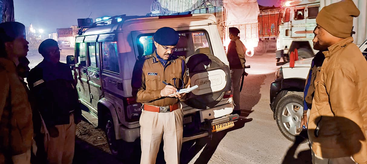 देर रात एसपी की जांच में सोते मिले दो पुलिस पदाधिकारी और छह सिपाही