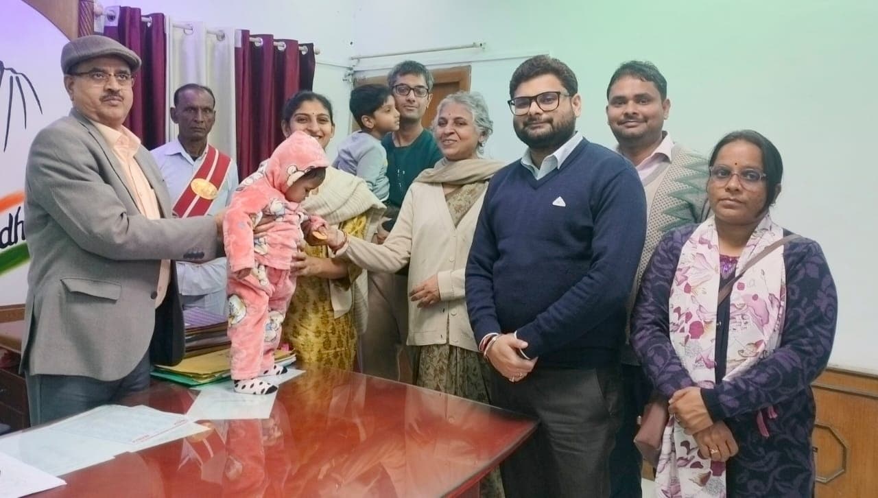 दिल्ली की दंपत्ती ने बालिका को लिया गोद